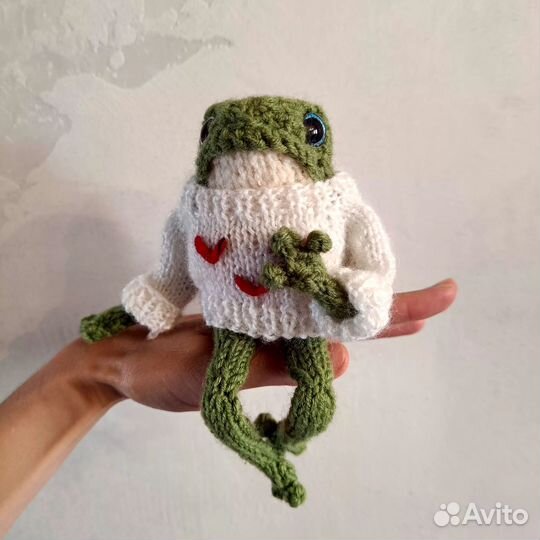 Лягушка вязанная в свитере