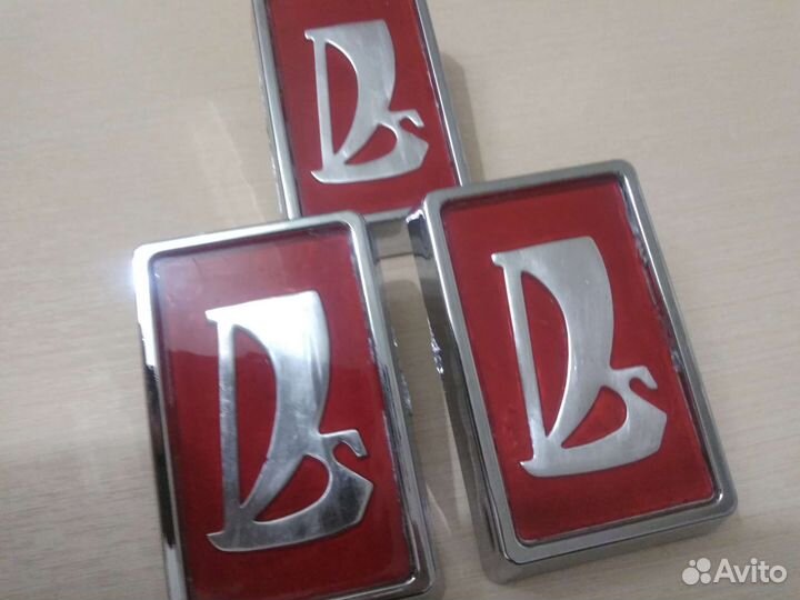 Красная эмблема решётки радиатора ваз 2106(СССР)