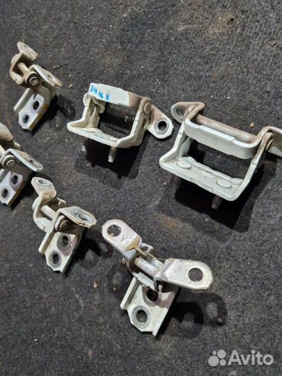 Петля двери Nissan Juke F15 1.6 DDT 2011