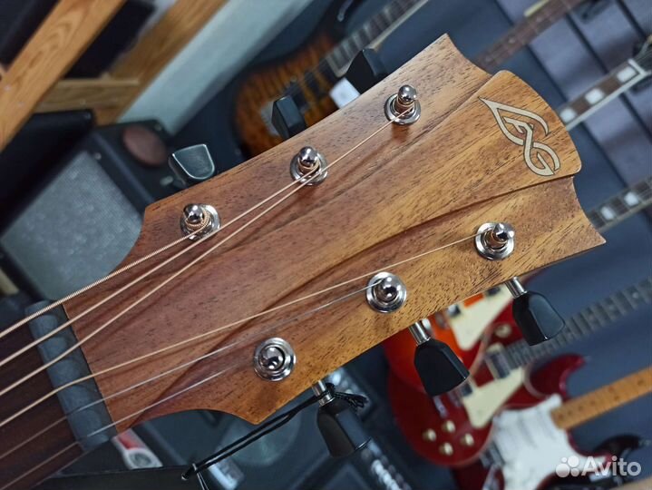 Акустическая гитара новая