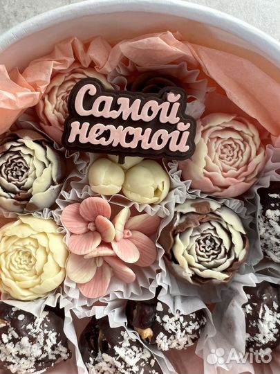 Шоколадные цветы и финики