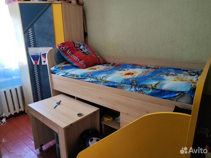 Детская кровать чердак со столом и шкафом