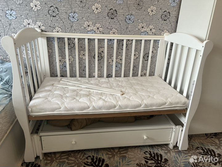 Детская кровать с маятником и матрасом