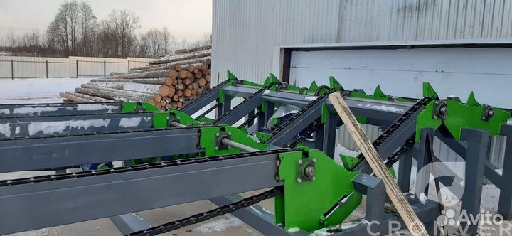 Поперечный транспортёр с разобщителем бревна