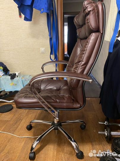 Офисное кожаное кресло бу