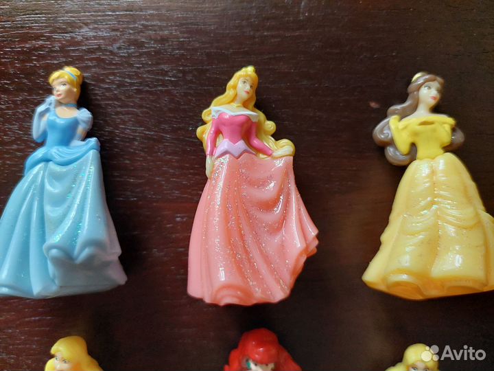 Принцессы и игрушки из киндер-сюрпризов
