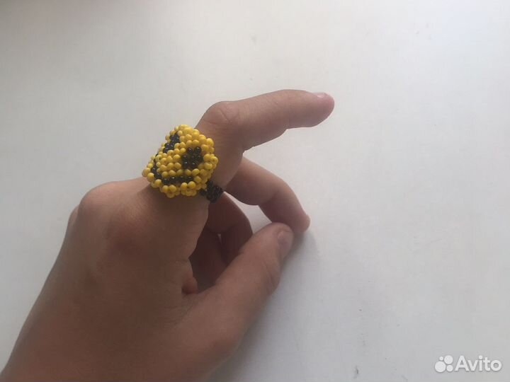 Кольцо из бисера смайлик