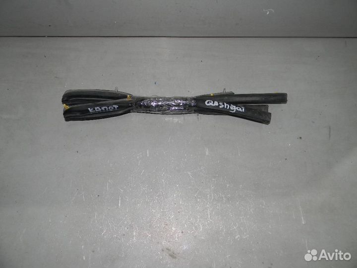 Уплотнитель капота Qashqai