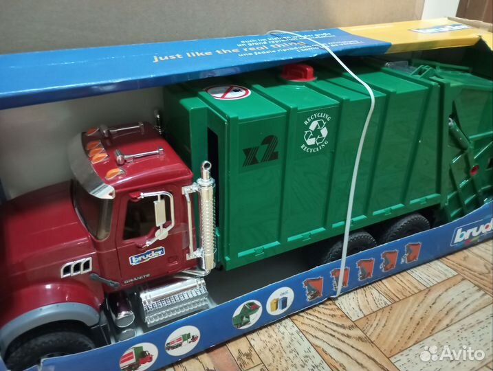 Машина мусоровоз Брудер