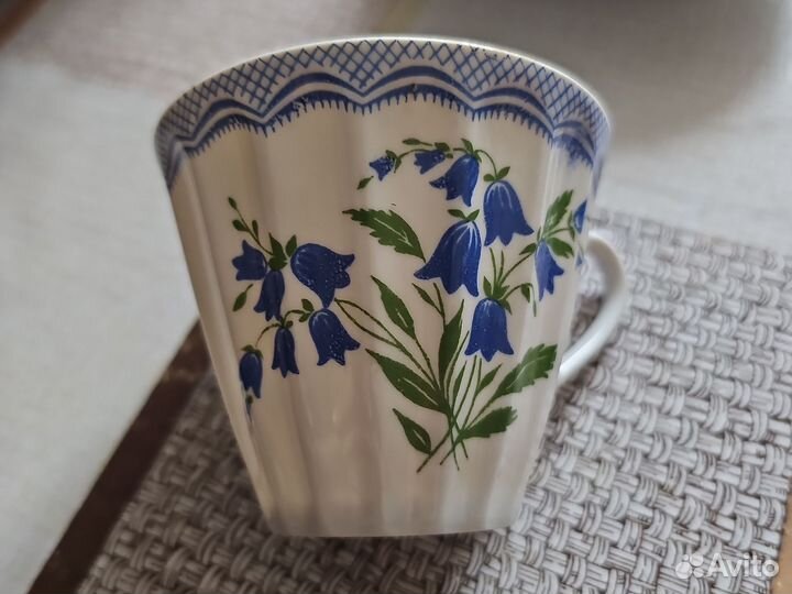 Фарфоровая чашка с блюдцем