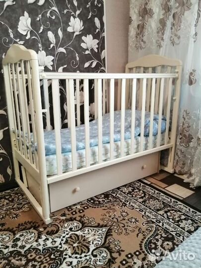 Детская кроватка с поперечным маятником