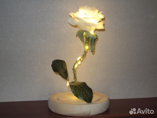 Роза с подсветкой в колбе