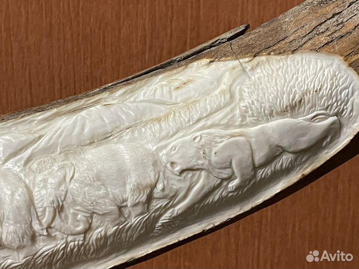 Барельеф на бивне мамонта