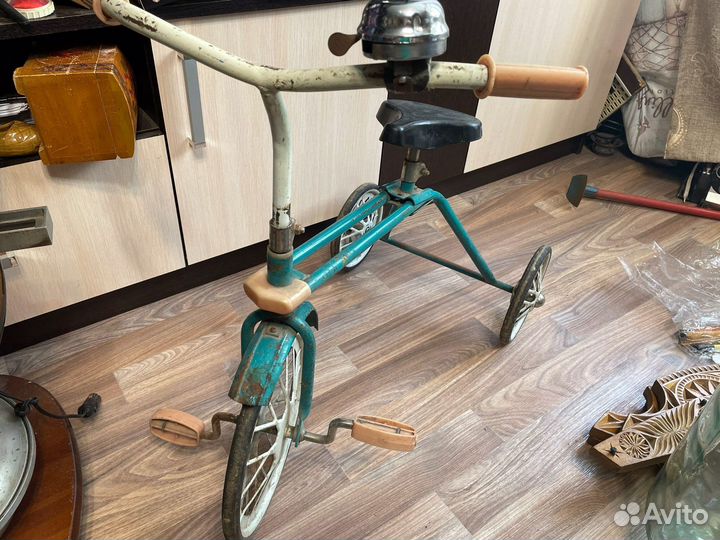 Трехколесный велосипед со звонком