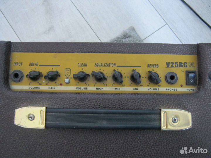 Гитарный комбоусилитель