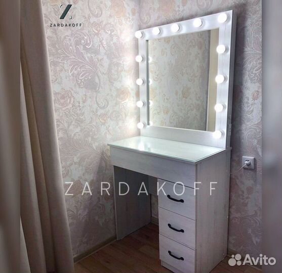 Гримерный стол и гримерное зеркало с подсветкой