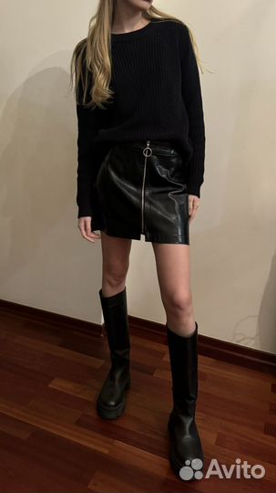 Свитер черный с круглым вырезом