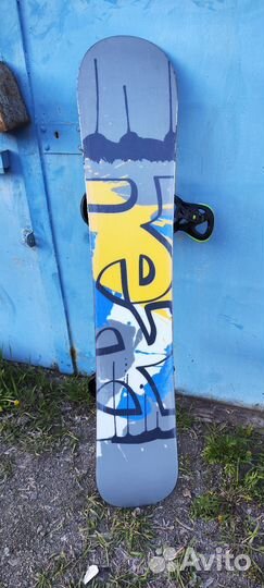 Сноуборд с креплениями и ботинками