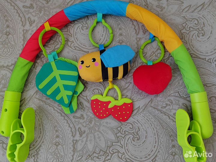 Дуга с игрушками для стульчика