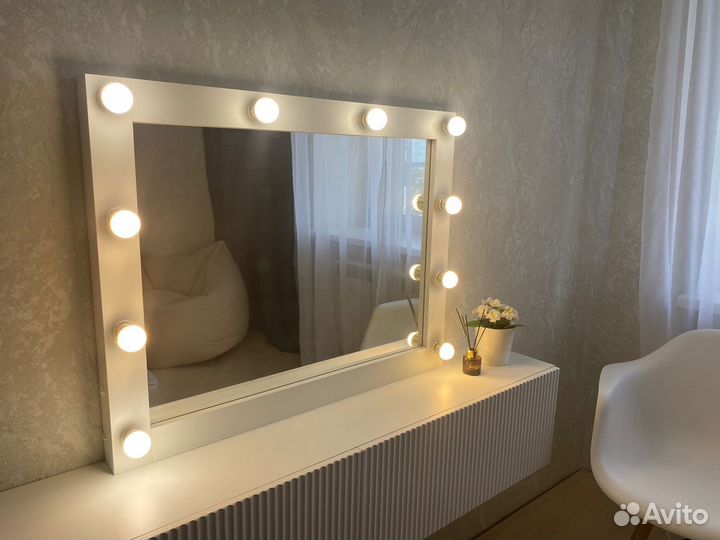 Гримерное зеркало с лампочками