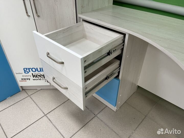 Двухъярусная кровать со шкафом и столом