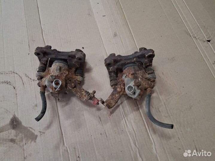 Супорт задний левый (правый) Nissan primera P10