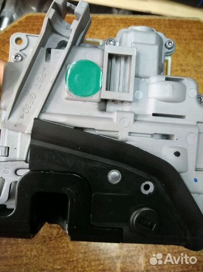 Замок двери на пассат б6