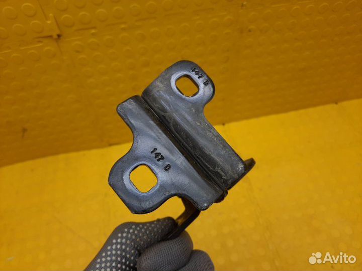 Б/У Петля двери нижняя В хорошем состоянии, есть