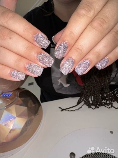 Модель на маникюр и наращивание ногтей