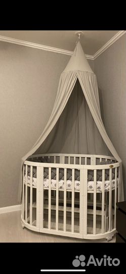 Детская кроватка с маятником белая
