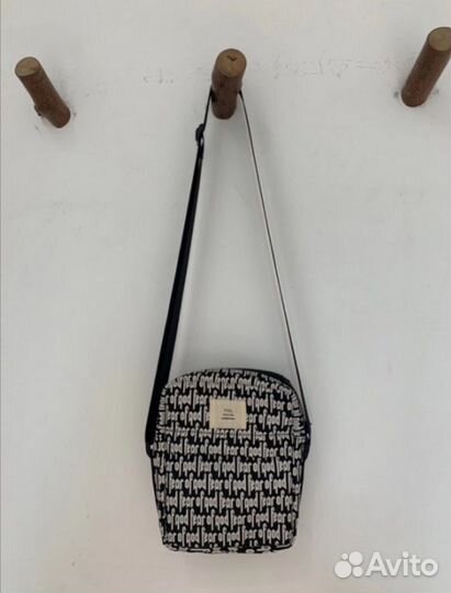 Сумка essentials через плечо на руках