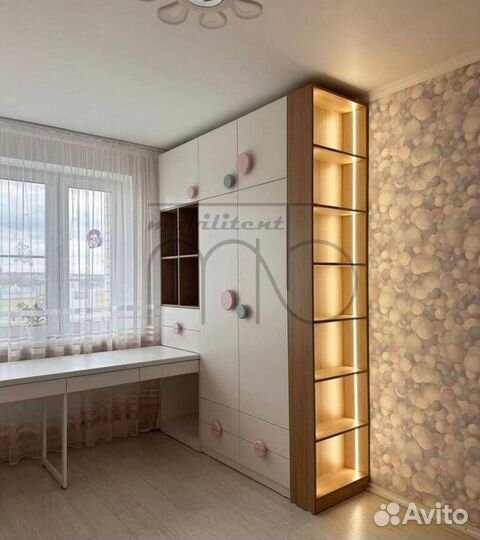 Рабочая зона у окна в детскую