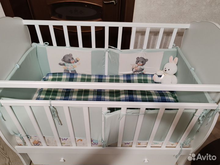 Детская кроватка с маятником и ящиком