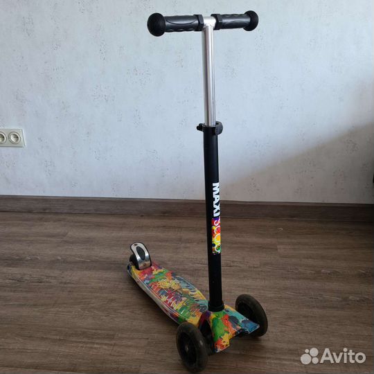 Самокат трехколесный