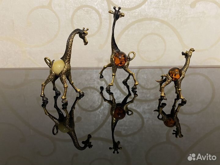 Статуэтка с янтарем Жираф. Семья