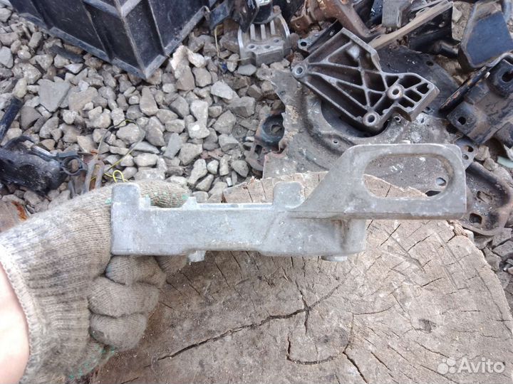 Кронштейн компрессора кондиционера Mazda Capella