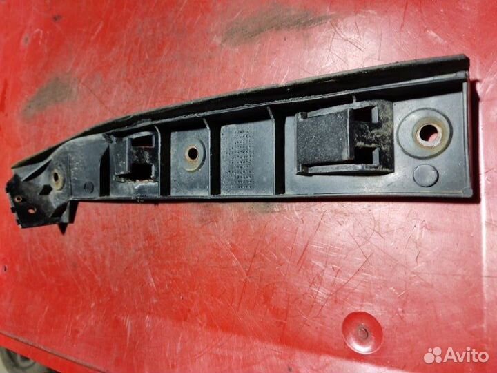 Кронштейн бампера передний правый Volkswagen Golf