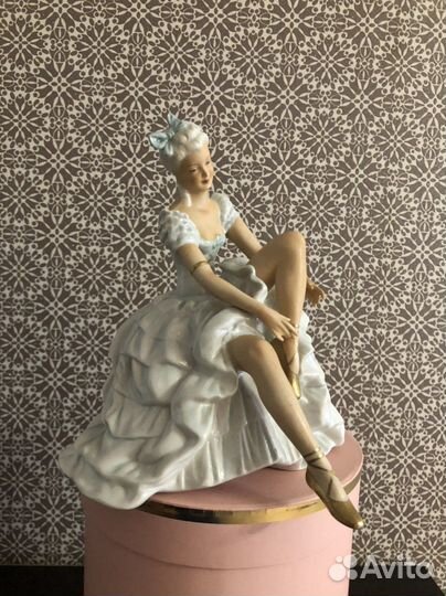 Фарфоровая статуэтка Антиквариат