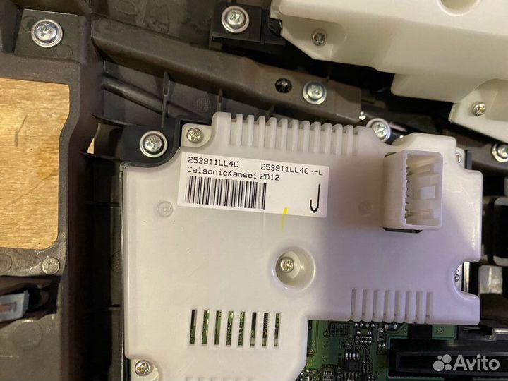 Nissan Patrol Y62 центральная панель