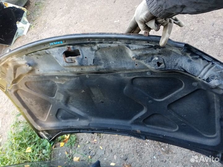 Капот на Киа Каренс 2004 год