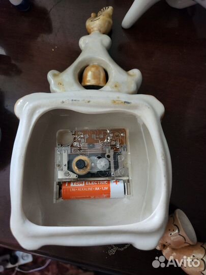 Гжель- часы настенные размером 11,5х11,5см