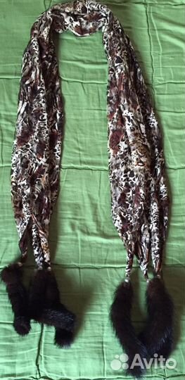 Шарф с кисточками из меха