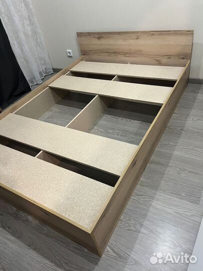 Кровать с матрасом 140*200 и 2 тумбы прикроватные