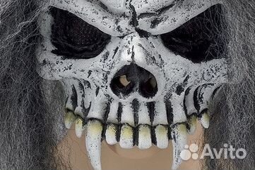 Полумаска череп пирата с волосами карнавальная