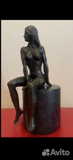 Статуэтка бронзовая «обнаженная девушка на камне»