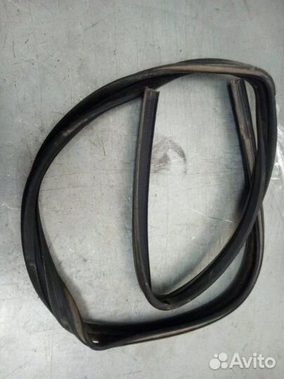 Уплотнитель стекла задний правый Opel Astra H