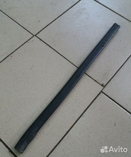 Уплотнитель стекла передней правой двери VW Volksw