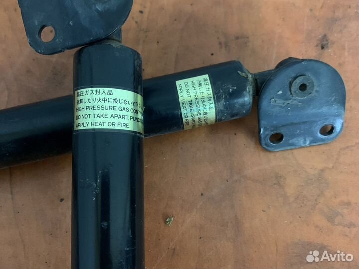 Амортизатор багажника Mitsubishi Montero Sport