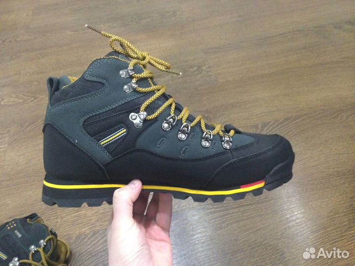 Горные треккинговые ботинки