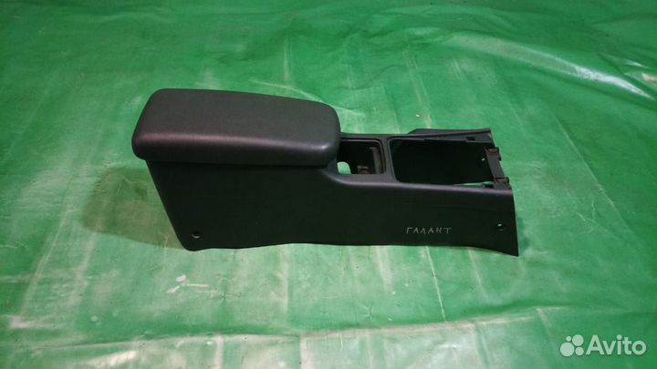 Центр консоль подлокотник Mitsubishi Galant 7